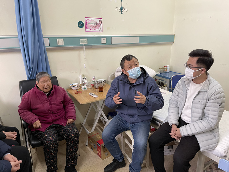 安徽遠(yuǎn)信董事長余松林一行看望慰問渡江戰(zhàn)役英雄、支前模范馬毛姐